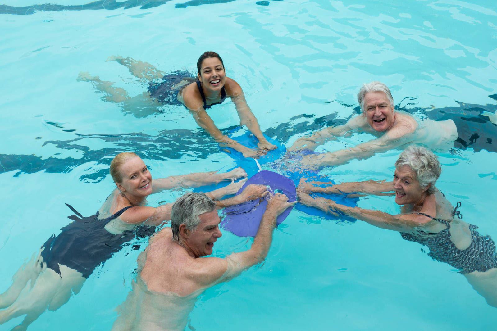 Seniorenschwimmen mit Schwimmbrett